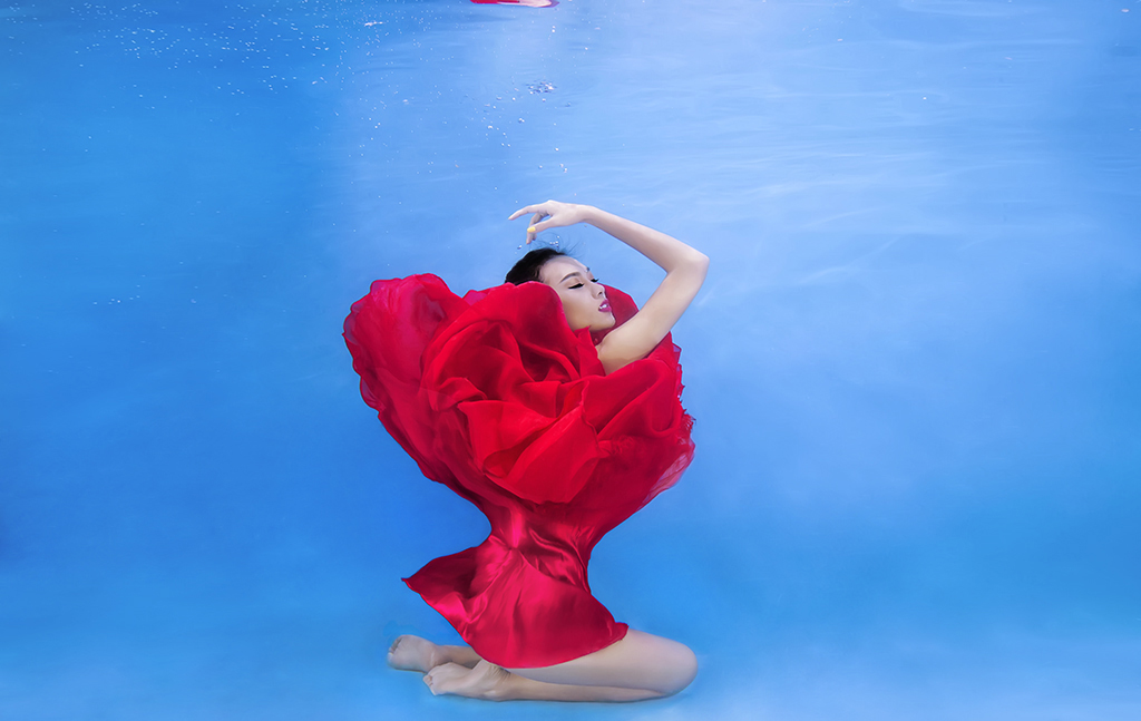 Người mẫu Diệu Huyền đẹp dịu dàng với vũ điệu dưới nước